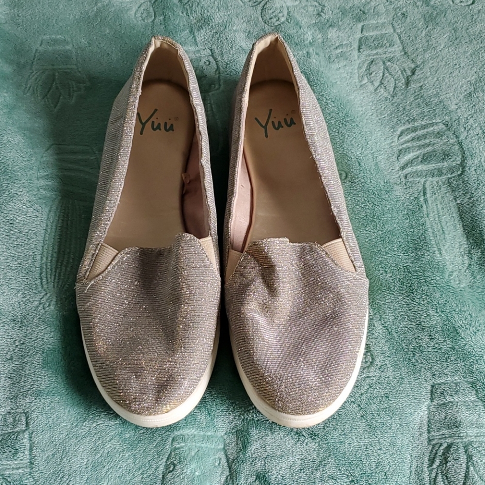 Yůů Slip-on Shoes